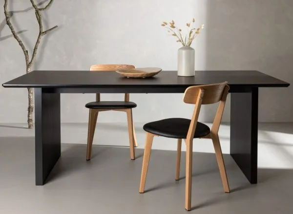Vail Black valgomojo stalas 200x100 – juodas MDF paviršius ir tvirtos kojų plokštės