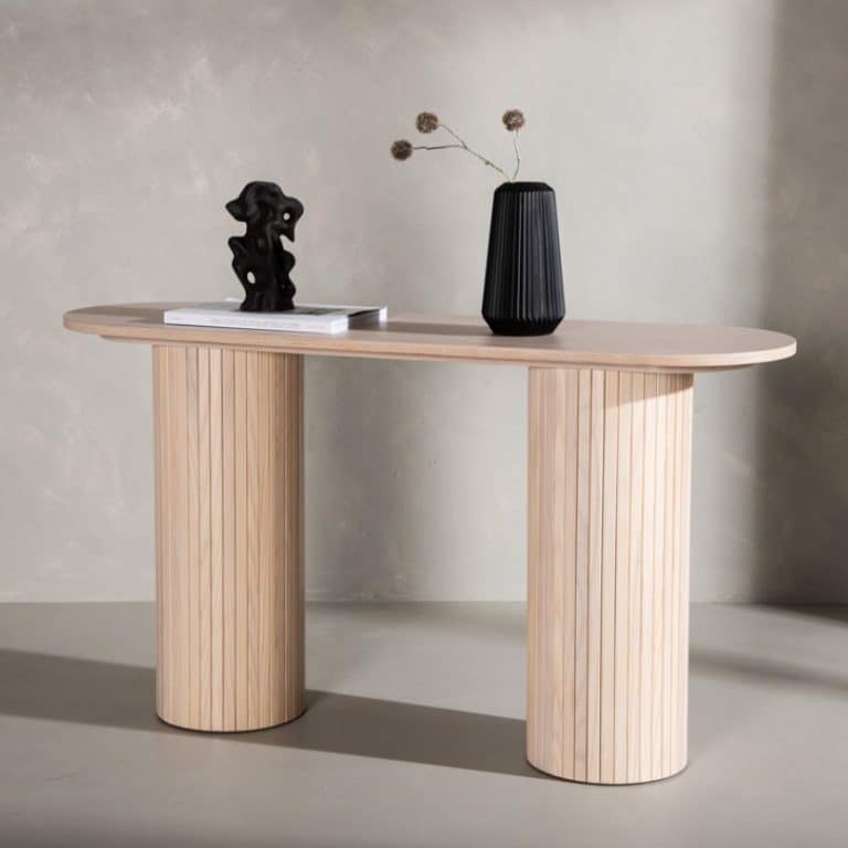 Bianca Light konsolė 130x40 – balta MDF konsolė su reljefinėmis kojomis