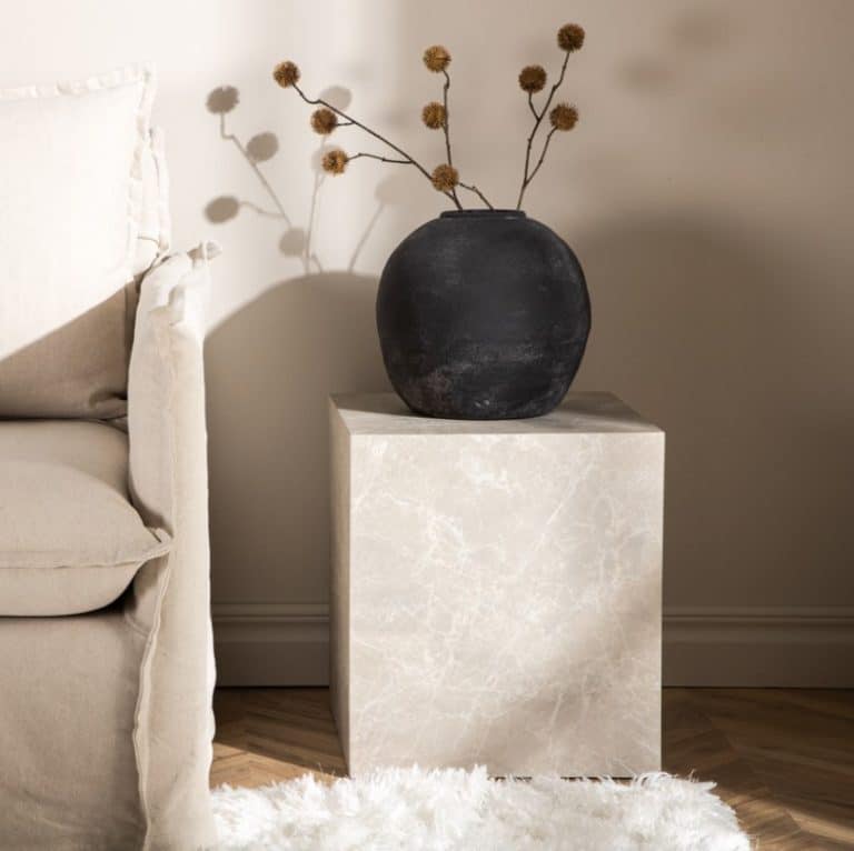 York Beige MDF staliukas su marmuro raštu – modernus 40x40 stalas svetainei