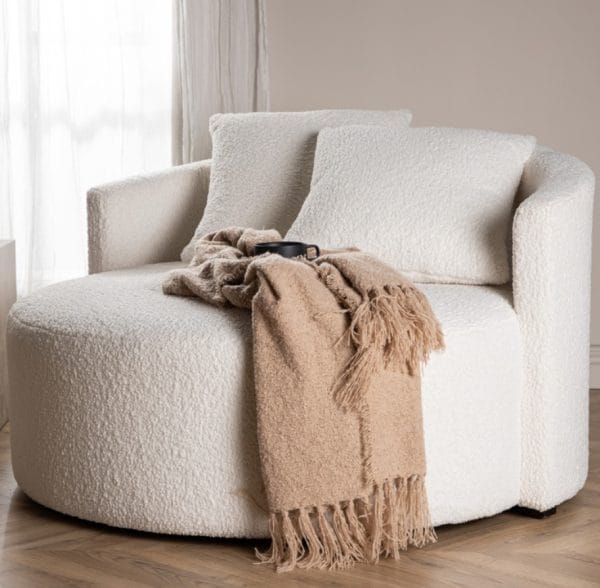Kelso White sofa – apvali, balta, dvivietė su „teddy“ audiniu ir pagalvėlėmis