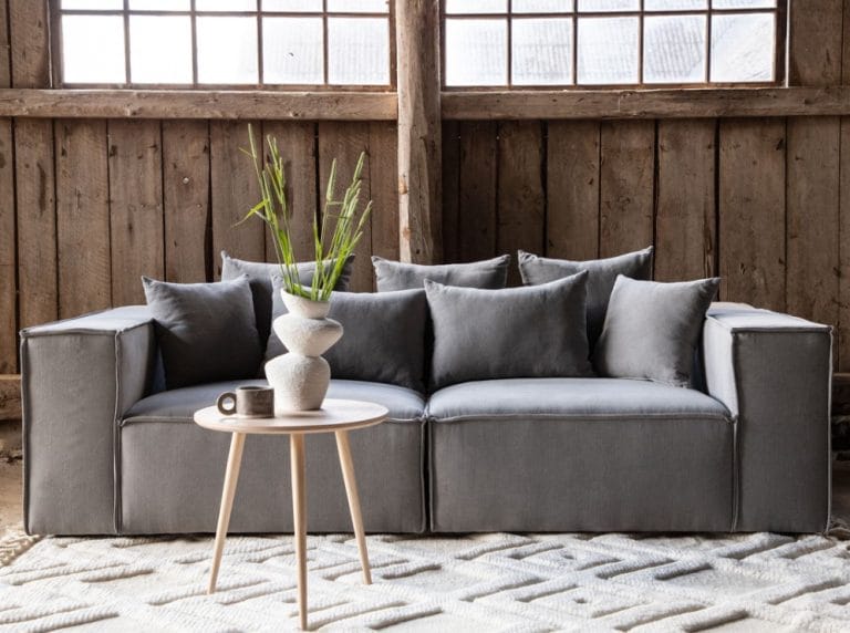 Gillholmen Grey sofa – pilka, erdvi, su plačiais porankiais, klasikinis dizainas