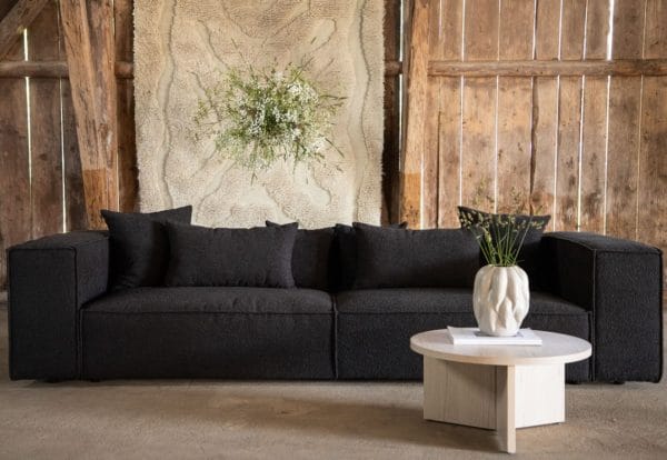 Gillholmen Black sofa – pilkas bouclé audinys, juodo plieno rėmas, tradicinė forma, skandinaviško stiliaus svetainės sofa