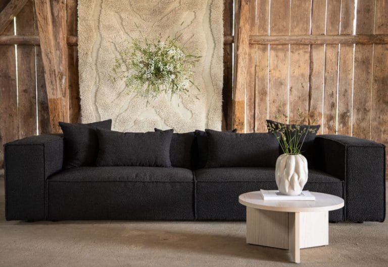 Gillholmen Black sofa – pilkas bouclé audinys, juodo plieno rėmas, tradicinė forma, skandinaviško stiliaus svetainės sofa