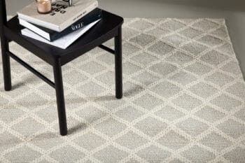 Cloudy Offwhite vilnonis kilimas 230x160, stačiakampis, dekoratyvus languotas raštas, šviesus modernus interjero akcentas