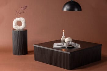 Lenox juodas kavos staliukas su reljefiniu paviršiumi – modernus kvadratinis dizainas iš MDF