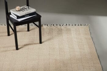 Loke Beige vilnonis kilimas 300x200, stačiakampis, smėlio spalvos su dekoratyviniais kutais, modernus audimo raštas