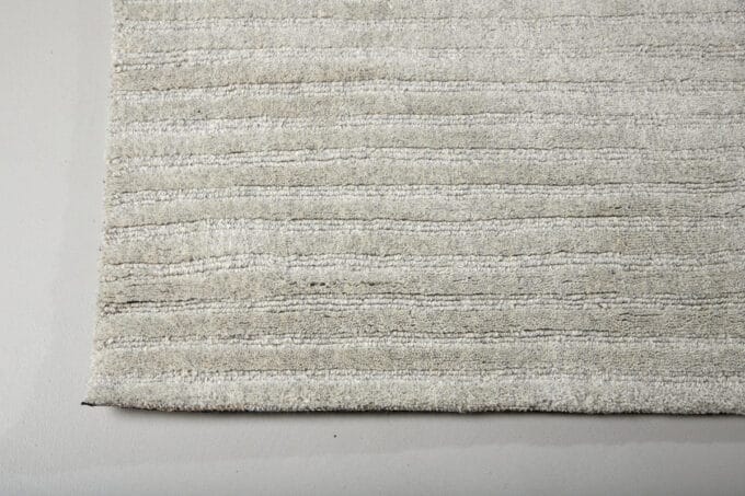 Milton Grey vilnonis kilimas – stačiakampis, 300x200 cm, šviesiai pilkas, subtilaus rašto, su švelniu žvilgesiu