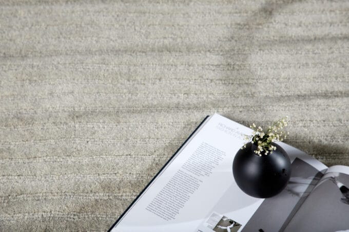Milton Grey vilnonis kilimas – stačiakampis, 300x200 cm, šviesiai pilkas, subtilaus rašto, su švelniu žvilgesiu