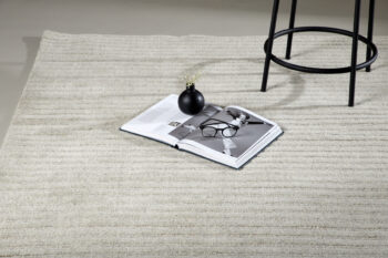 Milton Grey vilnonis kilimas – stačiakampis, 300x200 cm, šviesiai pilkas, subtilaus rašto, su švelniu žvilgesiu