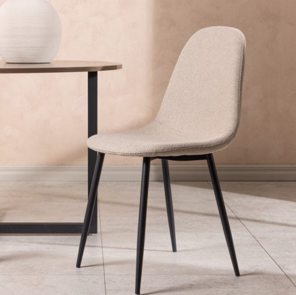Polar Beige Boucle kėdė – šviesus boucle audinys, apvali forma ir juodos metalinės kojos