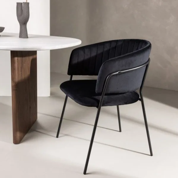 Selma Black kėdė – juodas velvetas, dekoratyvinės siūlės ir metalinės matinės kojos