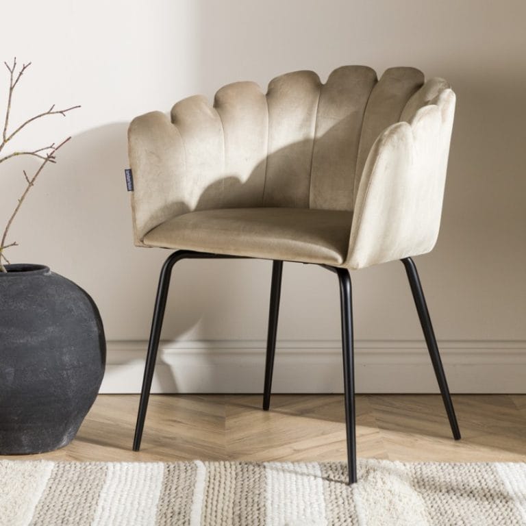 Limhamn Beige kėdė – apvali sėdimoji dalis, smėlinis aksomas, dekoratyvus atlošas, juodos metalinės kojos