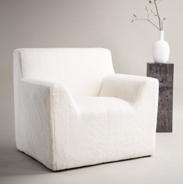 Baltas fleece audinio Rossö White krėslas, tvirtas ir stilingas, pastatytas svetainėje