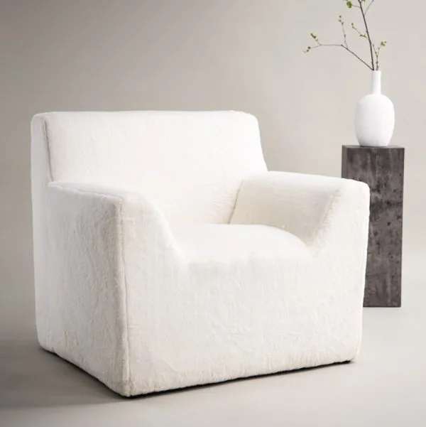 Baltas fleece audinio Rossö White krėslas, tvirtas ir stilingas, pastatytas svetainėje