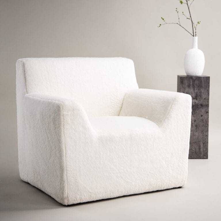 Baltas fleece audinio Rossö White krėslas, tvirtas ir stilingas, pastatytas svetainėje