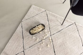 Patrik baltas kilimas su juodais deimantų raštais, 290x200 cm, stačiakampis, minkštas ir modernus