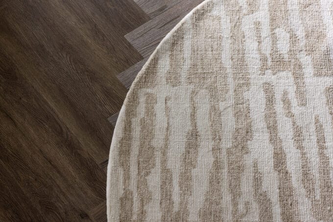 Milos Beige apvalus kilimas – 200 cm skersmens, baltos ir smėlio spalvų raštas, skandinaviško stiliaus