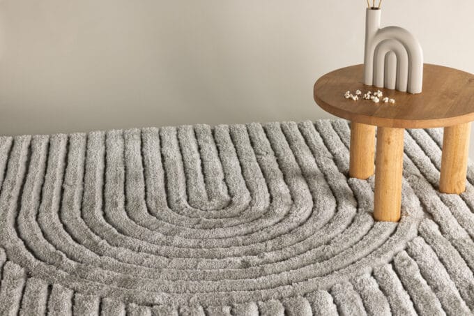 Niklas Greige kilimas – stačiakampis, 290x200 cm, greige spalva, tekstūruotas paviršius, poliesterio medžiaga