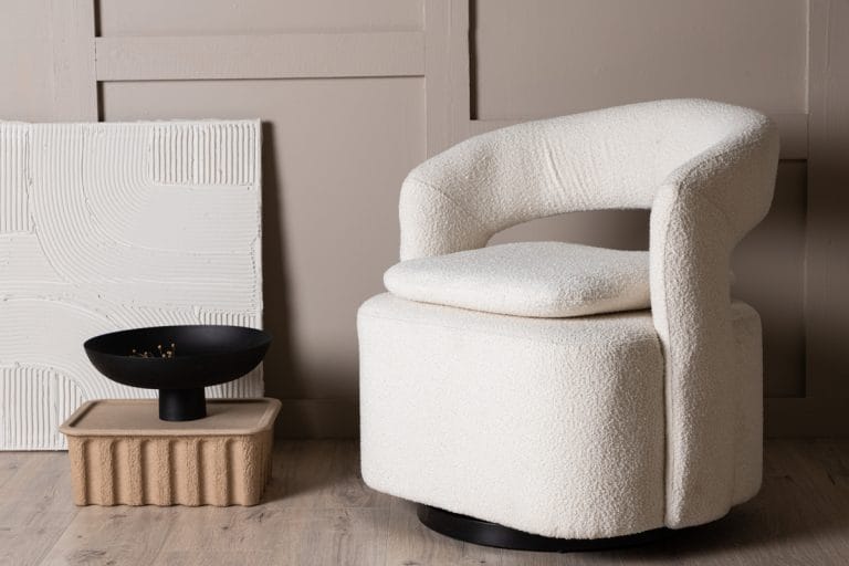 Laurel Off-White krėslas su besisukama funkcija ir baltu bouclé audiniu