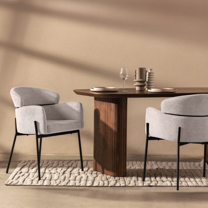 Granda Beige krėslas – šviesiai smėlio spalvos audinys, ergonomiški porankiai, juodos metalinės kojelės. Patogus ir elegantiškas pasirinkimas.