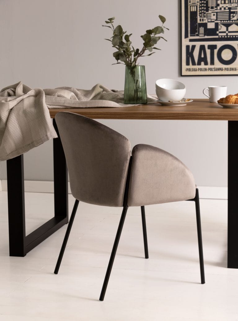 Nalia Grey, kėdė