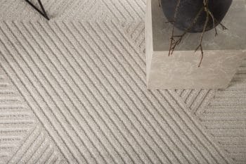 Aron White kilimas – stačiakampis, šviesus, žemo plauko kilimas svetainei