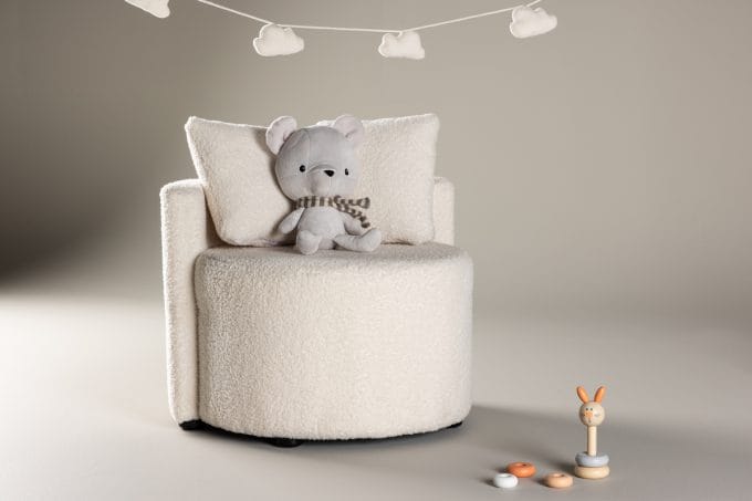 Kelso Teddy vaikiška sofa – white teddy audinys, dvi pagalvėlės, dvivietė