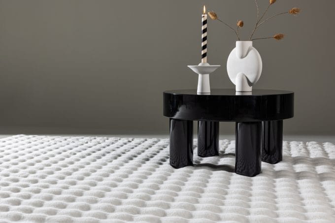 Novis White kilimas – purus, baltos spalvos, stačiakampio formos grindų dekoro detalė