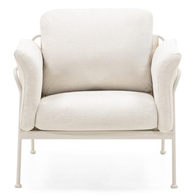 „Marinelli Beige“ lauko baldų komplektas su sofa, foteliais ir apvaliu stalu, pastatytas šviesioje terasoje.