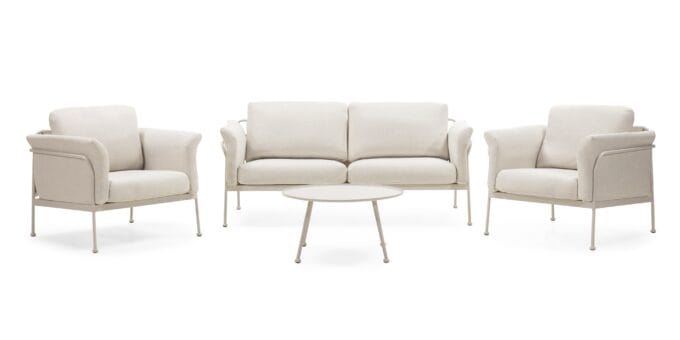 „Marinelli Beige“ lauko baldų komplektas su sofa, foteliais ir apvaliu stalu, pastatytas šviesioje terasoje.