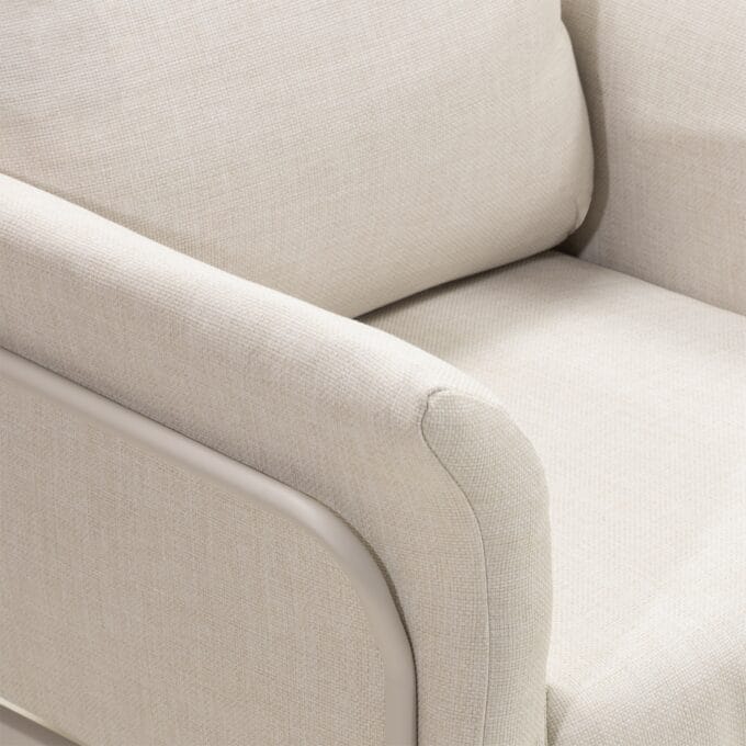 „Marinelli Beige“ lauko baldų komplektas su sofa, foteliais ir apvaliu stalu, pastatytas šviesioje terasoje.