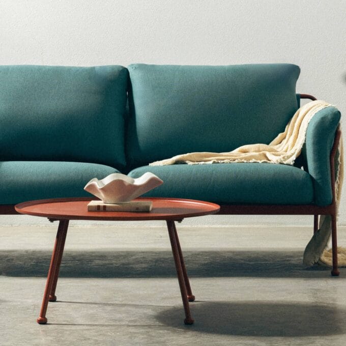 Marinelli turquoise lauko baldų komplektas su dviviete sofa, dviem foteliais ir apvaliu stalu modernioje terasos aplinkoje