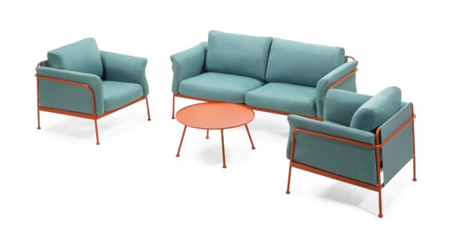 Marinelli turquoise lauko baldų komplektas su dviviete sofa, dviem foteliais ir apvaliu stalu modernioje terasos aplinkoje