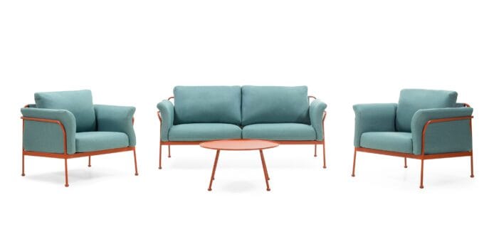 Marinelli turquoise lauko baldų komplektas su dviviete sofa, dviem foteliais ir apvaliu stalu modernioje terasos aplinkoje