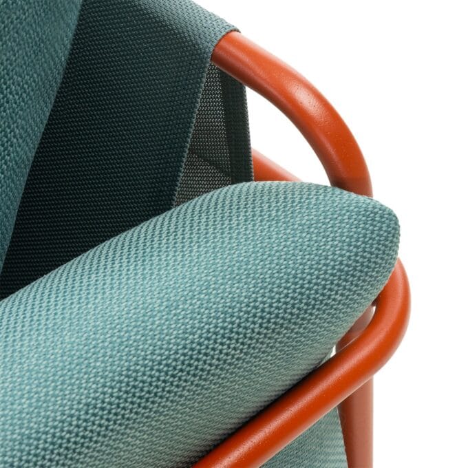 Marinelli turquoise lauko baldų komplektas su dviviete sofa, dviem foteliais ir apvaliu stalu modernioje terasos aplinkoje