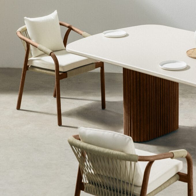 Rovigo Beige lauko baldų komplektas – Superstone stalas ir akacijos medienos pintos kėdės terasai