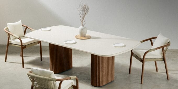 Rovigo Beige lauko baldų komplektas – Superstone stalas ir akacijos medienos pintos kėdės terasai