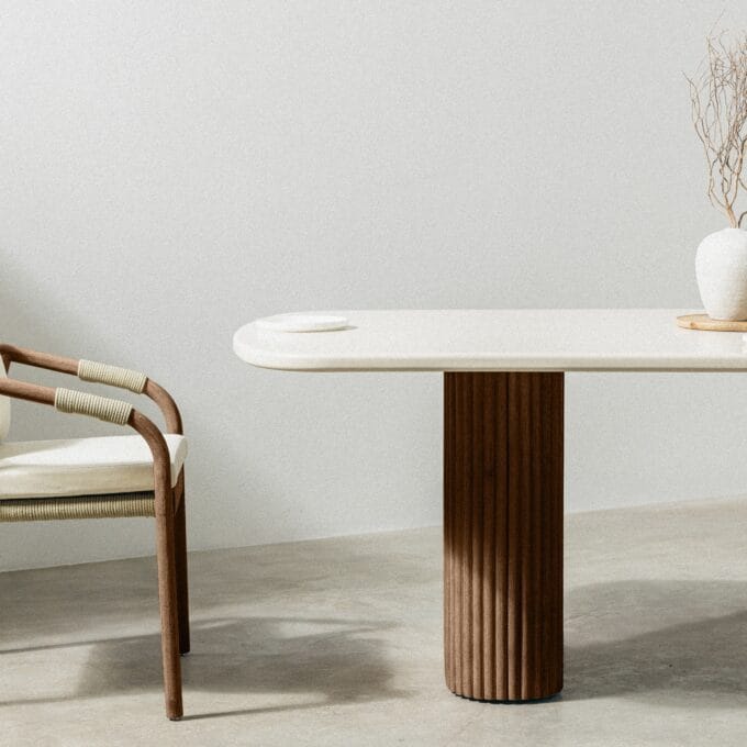 Rovigo Beige lauko baldų komplektas – Superstone stalas ir akacijos medienos pintos kėdės terasai