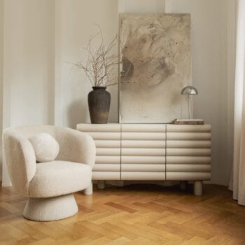 Trijų durų beige spalvos komoda „Anatra“ su grioveliais
