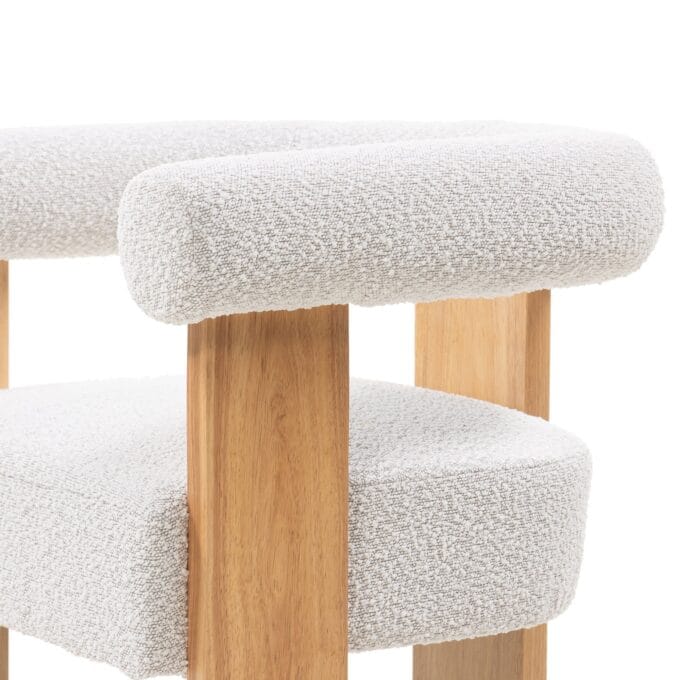 Chili kėdė – boucle audinys, cream spalva, apvalios formos, medžio kojos