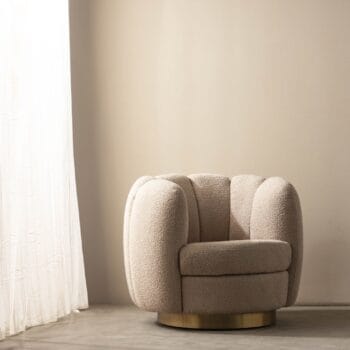 Krey Boucle Beige fotelis su apvaliomis formomis ir auksiniu pagrindu