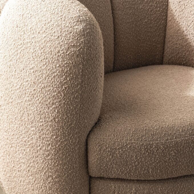 Krey Boucle Beige fotelis su apvaliomis formomis ir auksiniu pagrindu