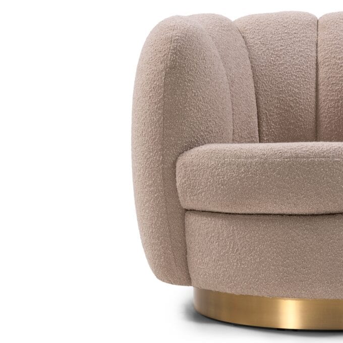 Krey Boucle Beige fotelis su apvaliomis formomis ir auksiniu pagrindu
