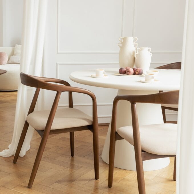Valgomojo kėdė Ludvika Dark Beige – apvalus dizainas, raudonmedžio rėmas, šviesus audinys