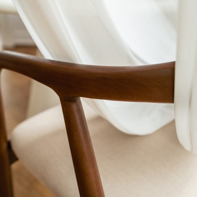 Valgomojo kėdė Ludvika Dark Beige – apvalus dizainas, raudonmedžio rėmas, šviesus audinys