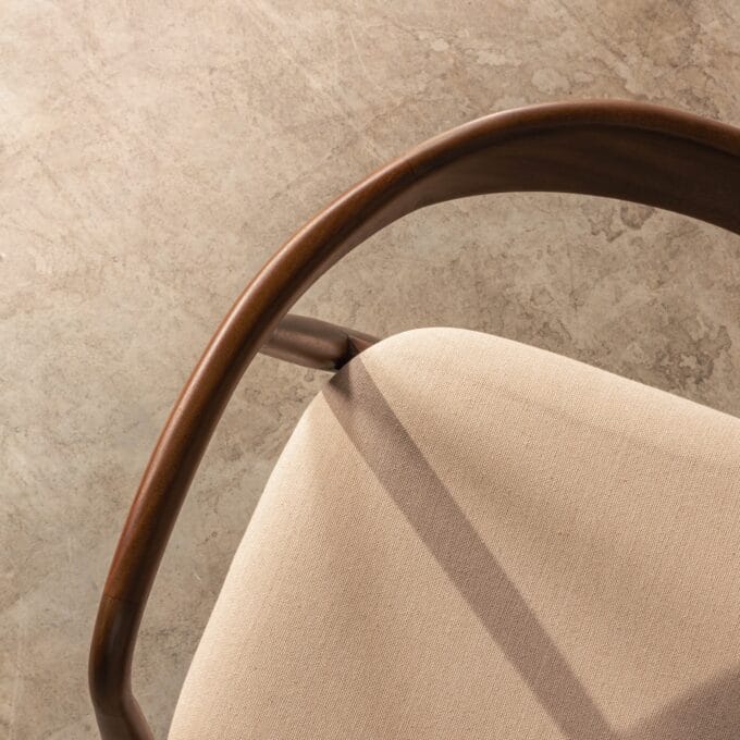 Valgomojo kėdė Ludvika Dark Beige – apvalus dizainas, raudonmedžio rėmas, šviesus audinys