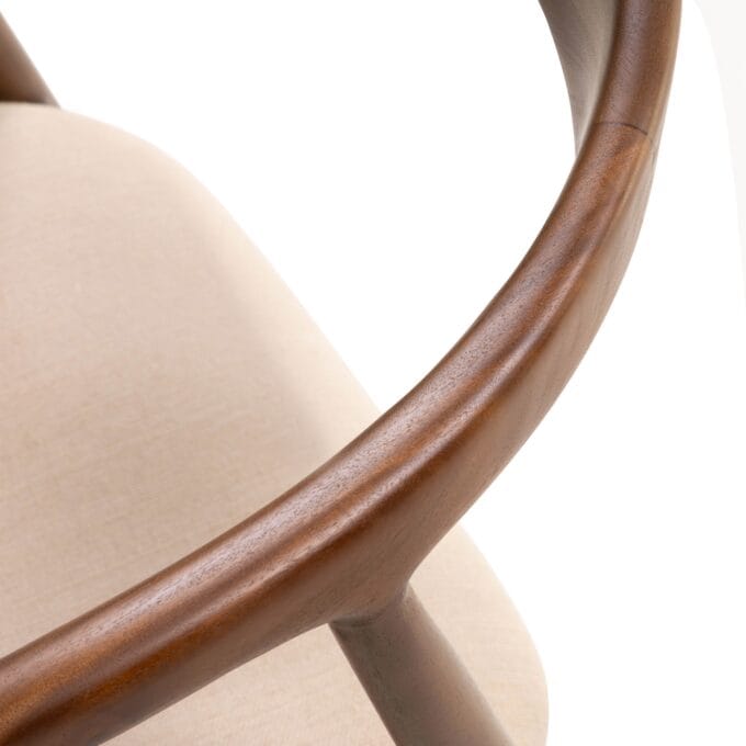 Valgomojo kėdė Ludvika Dark Beige – apvalus dizainas, raudonmedžio rėmas, šviesus audinys