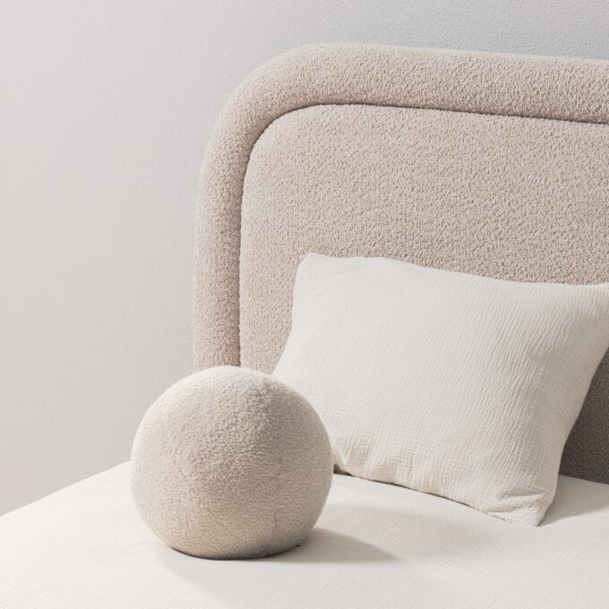 Ovoid lova – aukštas galvūgalis, apvalios formos, dėžė patalynei, boucle audinys