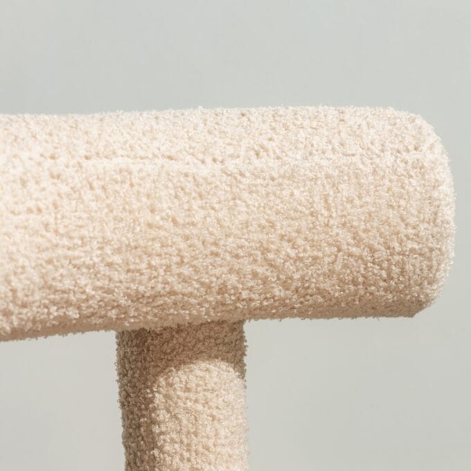 Pedro Beige Boucle kėdė su apvaliu atlošu ir minkštu boucle audiniu
