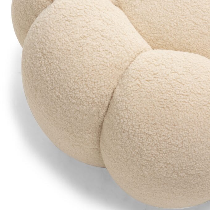 Perugia Beige boucle pufas su apvaliomis formomis ir dekoratyvinėmis siūlėmis
